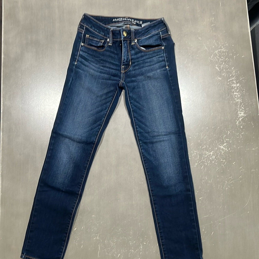 American Eagle women’s jeans. Sz 2 SHORT. Skinny - Super Stretch